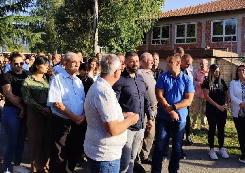 Protestojnë serbët në Mitrovicë të Veriut, kërkojnë të kthehen në punë në komunat paralele që u mbyllën 