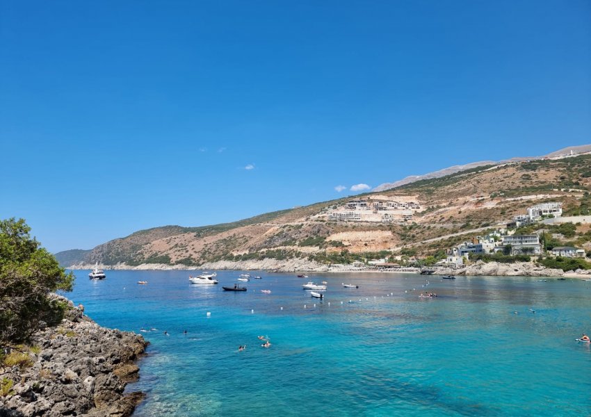 Përkeqësohet cilësia e ujit në plazhe, nga Jugu në Veri, ja pikat me ndotjen më të lartë