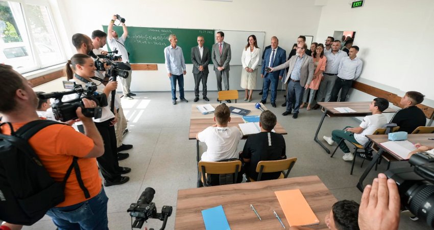 E zgjodhi detyrën gabimisht para nxënësve, Kurti kërkon falje
