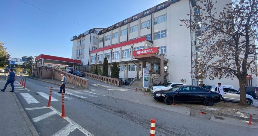 Burri që dyshohet se ra nga ballkani i një ndërtese në Pejë dërgohet në QKUK