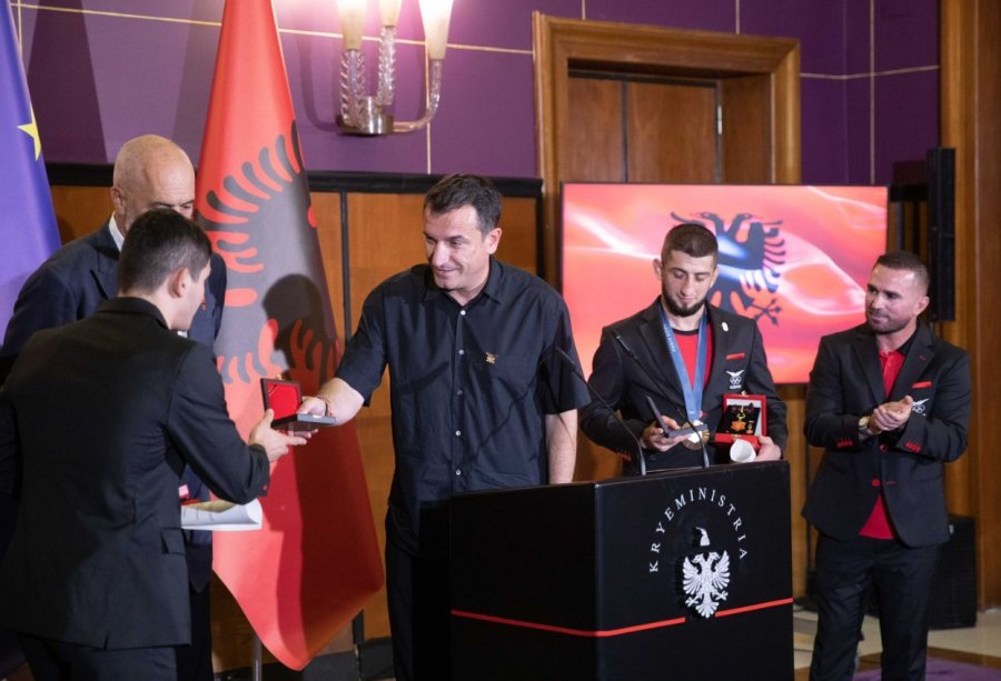 Plas te ceremonia për medalistët e Lojërave Olimpike/ Prizreni: Po ne, pse nuk marrim apartamente?