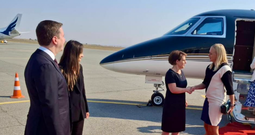 Ministrja e Jashtme e Finlandës arrin në Kosovë, pritet në aeroport nga Gërvalla