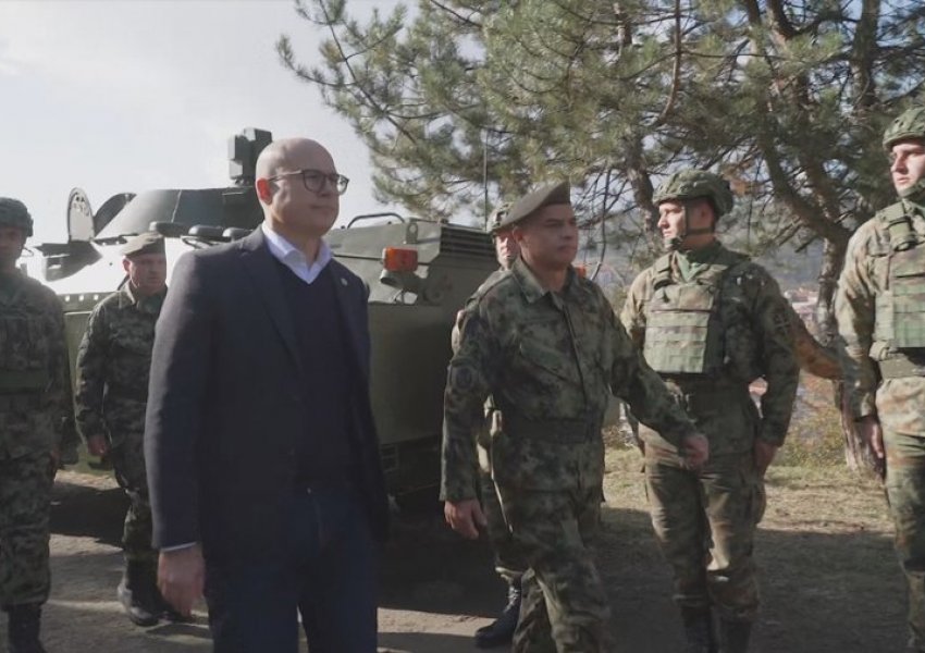 Vuçeviç pas mbylljes së strukturave ilegale : Serbia ka mundësi të hyjë në luftë...