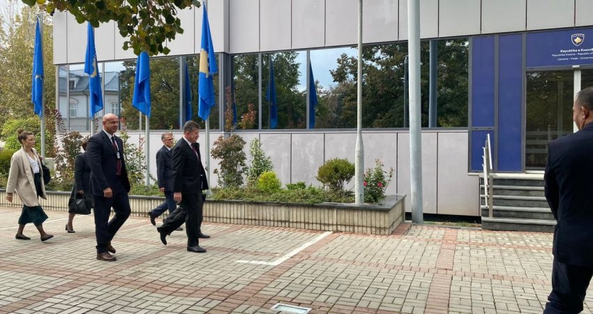 Lajçak ka arritur në objektin e Qeverisë