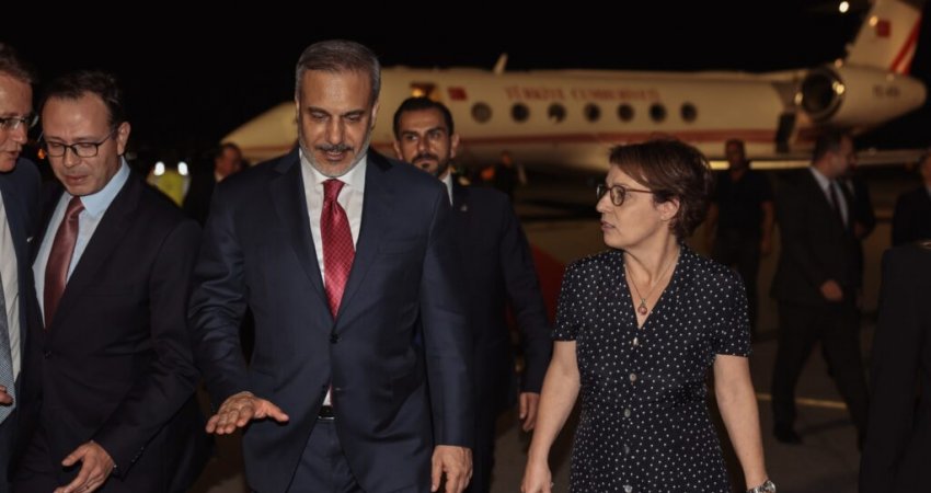 Kryediplomati turk arrin në Kosovë, pritet nga Gërvalla