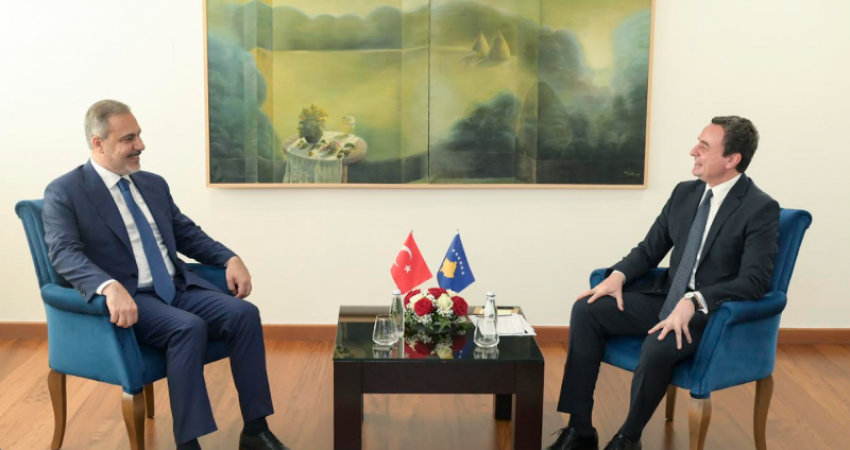 Kurti falënderon ministrin turk për mbështetjen që Turqia i dha Kosovës për aplikimin në KiE