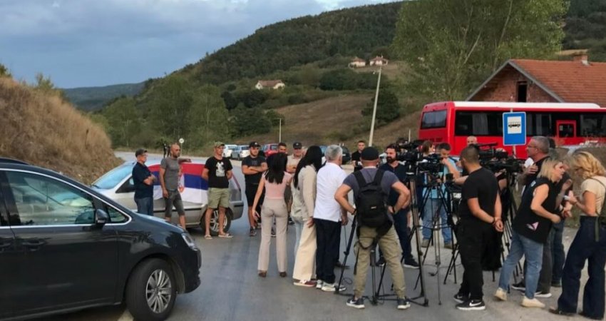 Bllokohet rruga në afërsi të pikës kufitare mes Serbisë dhe Kosovës në Merdarë