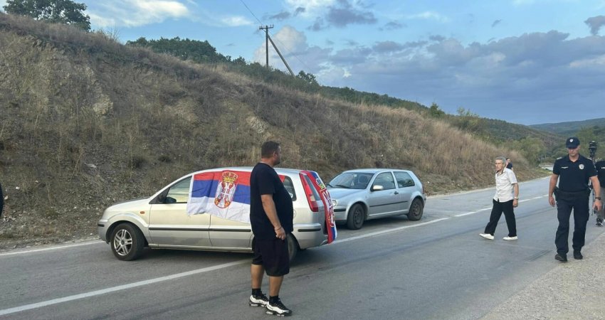 Situatë e qetë te pika kufitare në Jarinje, policia kontrollon terrenin