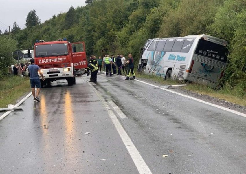 FOTO/ Kamioni përplaset me autobusin në Kosovë, 3 të lënduar. Pasagjerët dalin nga xhami i shoferit