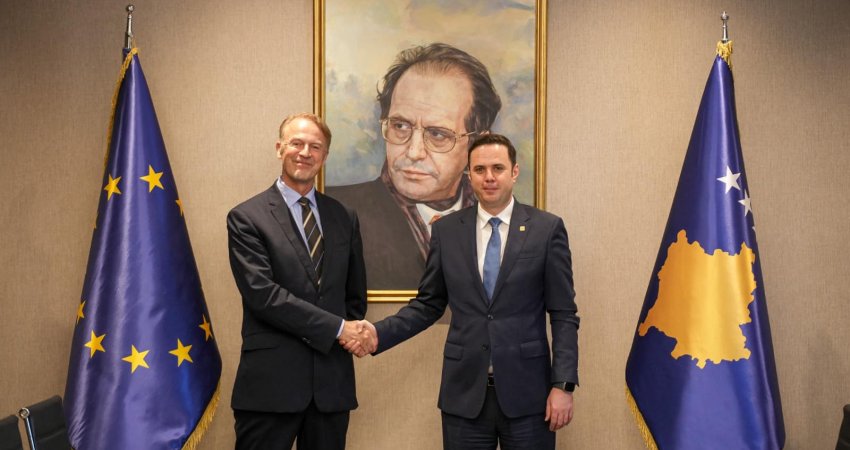 Abdixhiku takohet me shefin e BE-së, ia prezanton programin politik “Rruga e Re” dhe flasin për zhvillimet e fundit në vend