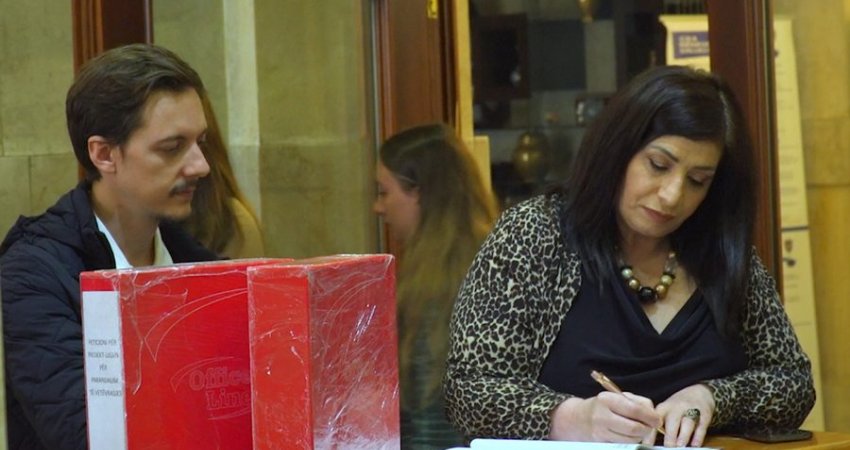 Dorëzohet në Kuvend peticioni për projektligjin për parandalimin e vetëvrasjes