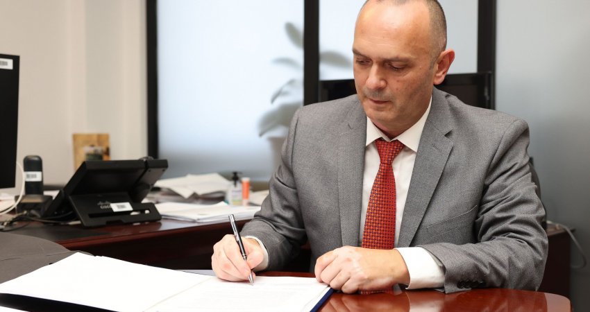Gafurr Dugolli, është Sekretari i ri i Përgjithshëm i Ministrisë së Mbrojtjes.
