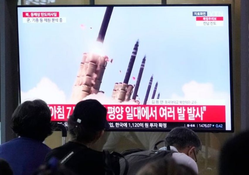 Koreja e Veriut teston raketa balistike, fluturuan 360 km dhe ranë në det