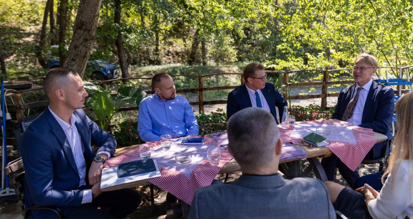Orav takohet me përfaqësues të serbëve në veri: Do të punojë që zotimet e Kosovës ndaj komuniteteve të zbatohen
