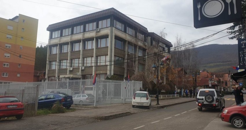 Policia bastis dy objekte të strukturave paralele në Leposaviq