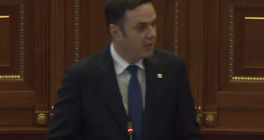 Abdixhiku e nis seancën me kritika ndaj qeverisë