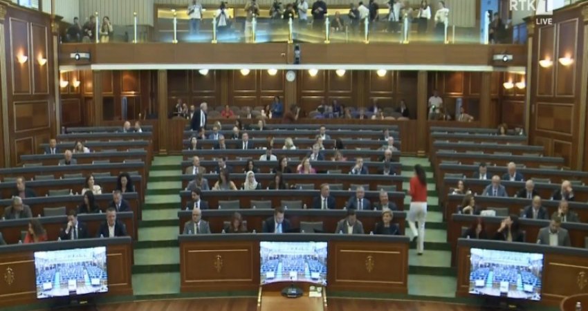 Pajisjet me tekste shkollore, Hoxha fton prokurorinë ta hetojë këtë proces