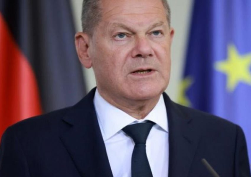 Politico: Scholz po forcon qëndrimin e tij ndaj emigracionit për të mbijetuar politikisht