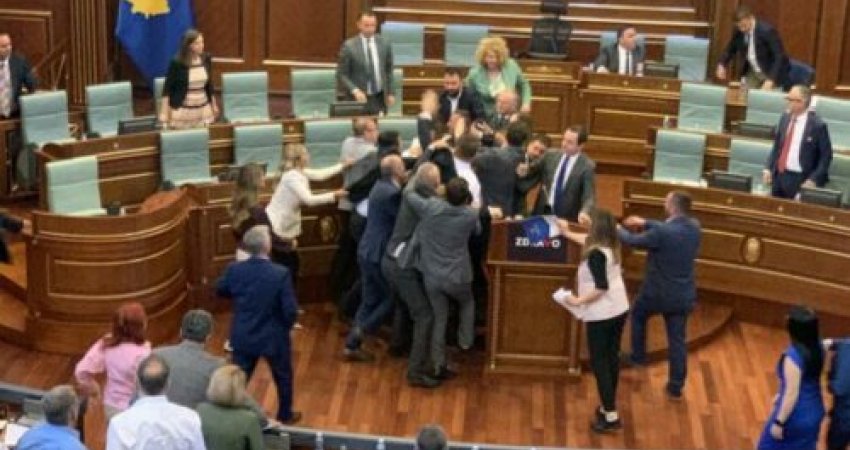 Aprovohet marrëveshja e ndërmjetësimit, hudhet aktakuza për grushtimet në Kuvend