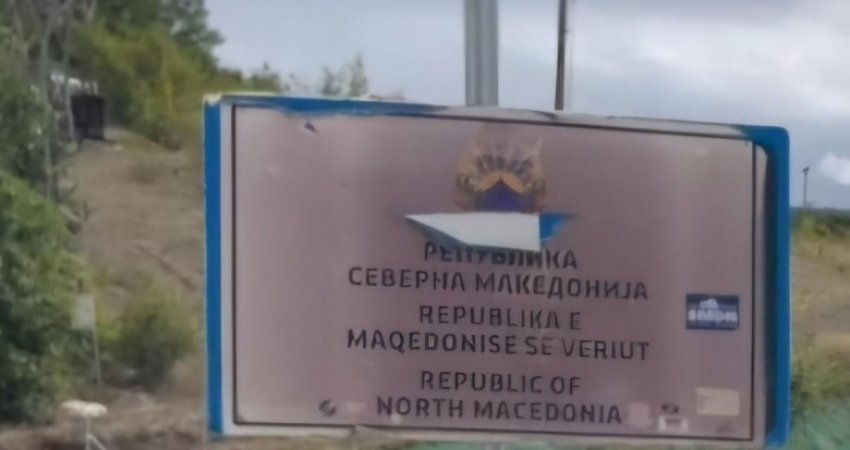 Largohet tabela e re në Bllacë, vendosen edhe në gjuhën shqipe