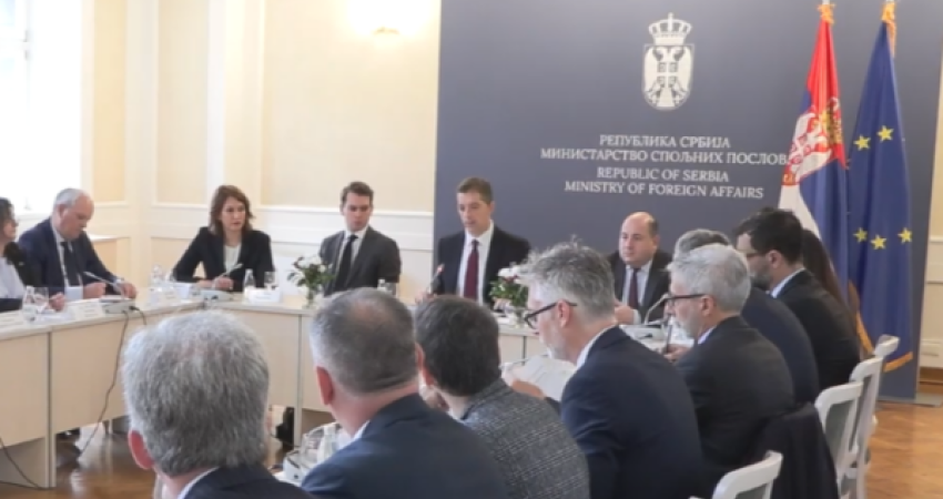 Gjuriq vazhdon propagandën e Vuçiqit, mbledh ambasadorët e vendeve të BE-së për t’u ankuar rreth Kosovës