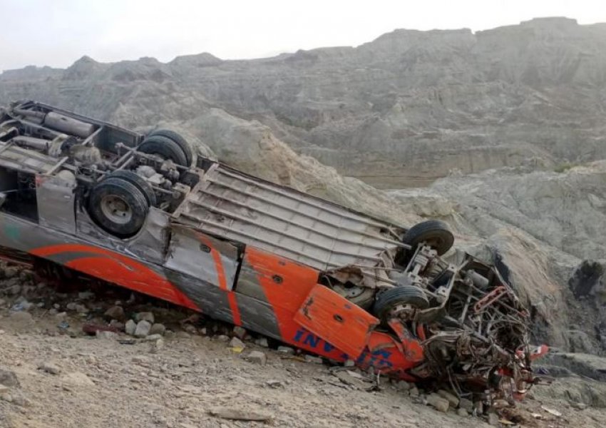 Përmbyset autobusi me turistë në Egjipt, 43 të plagosur