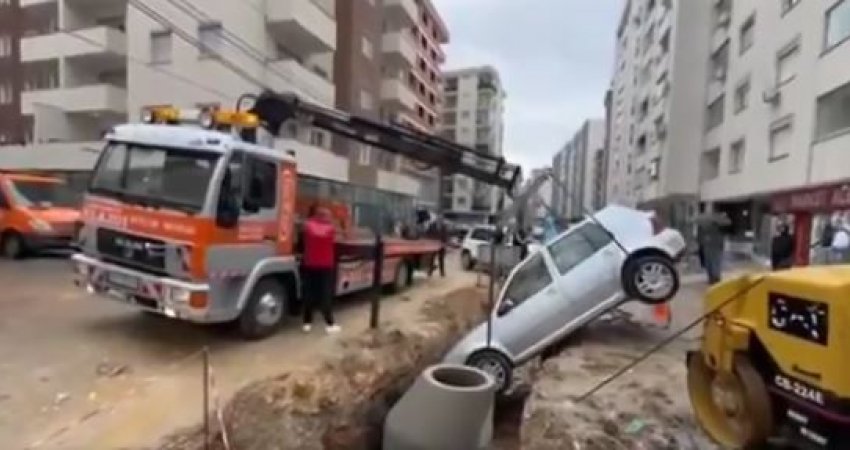Punimet në rrugën “Hajrullah Zymi” në Fushë Kosovë, vetura bie në gropë