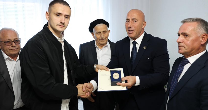Haradinaj viziton familjen e Afrim Bunjakut: Kosova dhe qytetarët e saj do ta kujtojnë përgjithmonë me përulje