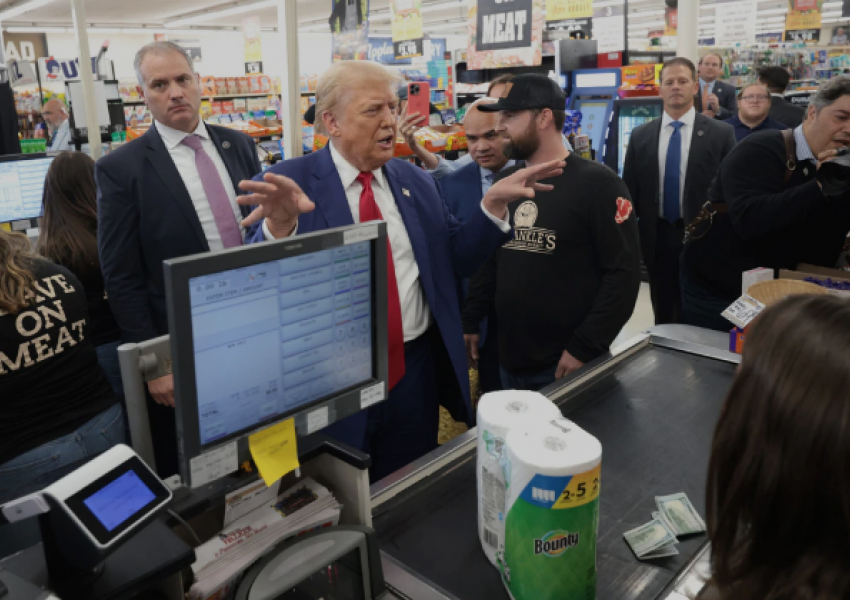 Video virale/  Donald Trump i jep 100 dollarë gruas e cila po blinte në një supermarket në Pensilvani
