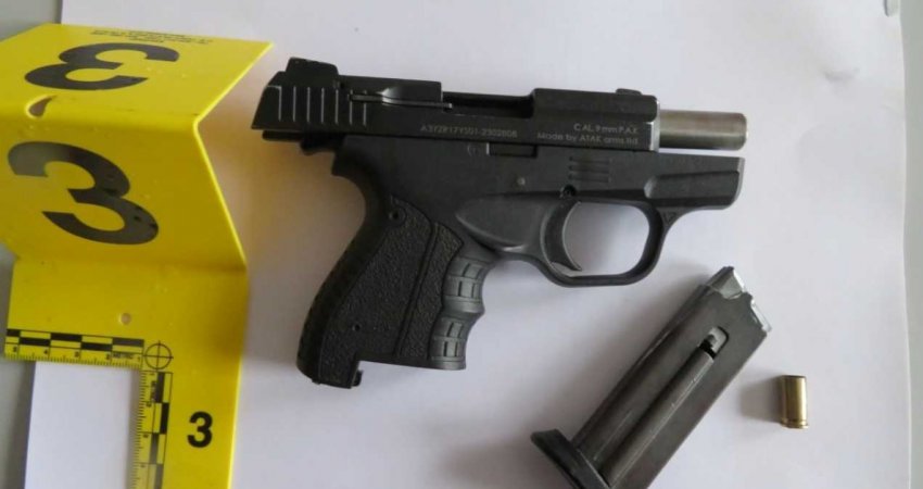 Të shtënat me armë afër shkollës në Klinë, i dyshuari dorëzohet në Polici