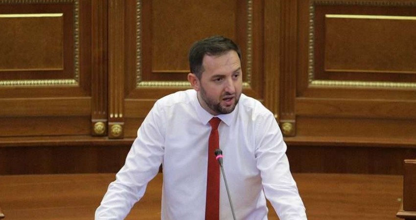 Korenica i reagon Konjufcës: S’bëj fushatë me bindjet e mia, nuk marr pjesë në asnjë votim pa u kthy vajza në shkollë