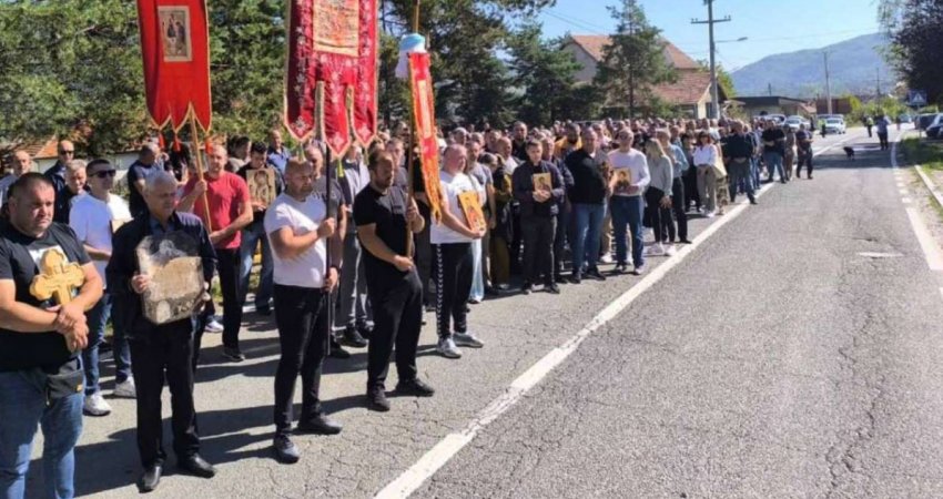 Protestojnë serbët në Zubin Potok, kërkojnë hetime nga Policia për dëmtimin e objekteve fetare