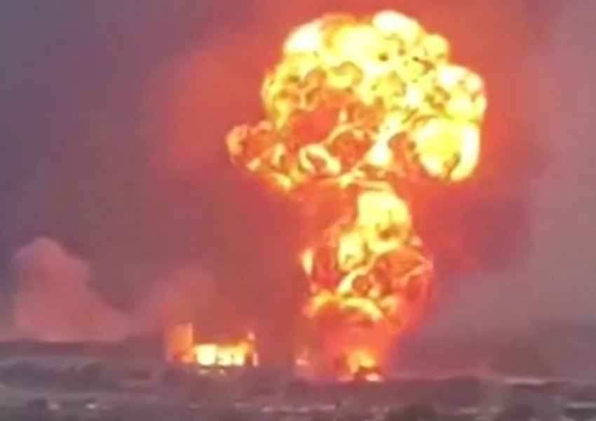 Izraeli bombardon Jemenin, porti shpërthen në flakë