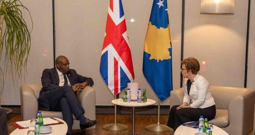 Kryediplomati britanik arrin në Kosovë, pritet nga Gërvalla