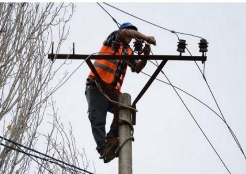 EMRI/ Ra në kontakt me energjinë elektrike, ky është elektriçisti që u dërgua me urgjencë në spital