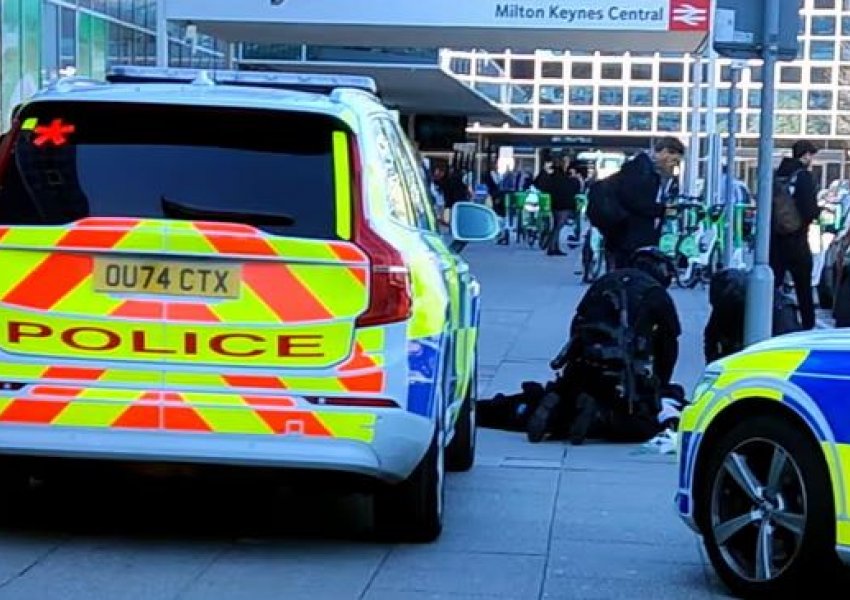 Britani e Madhe/ Panik në Milton Keyne, policia vret një burrë në stacionin e trenit