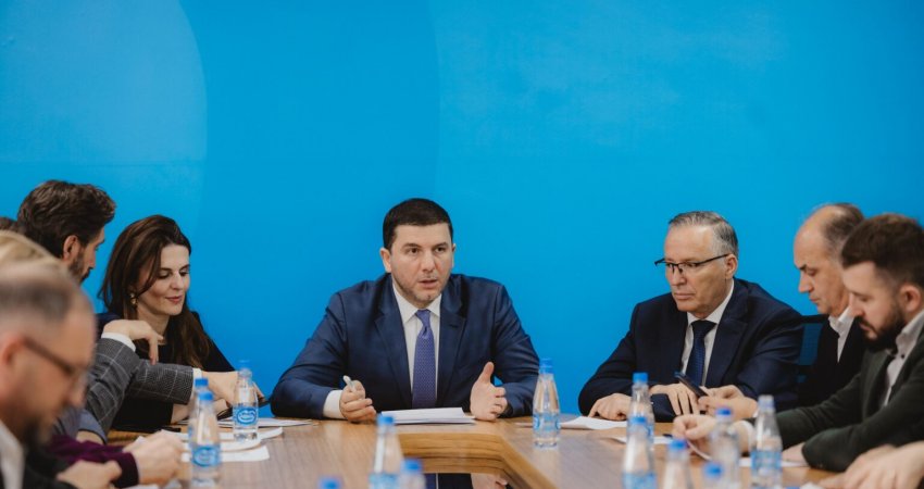 Krasniqi e njofton kryesinë për takimet me opozitën: Nëse partia e parë s’arrin ta formojë qeverinë, e marrim përgjegjësinë