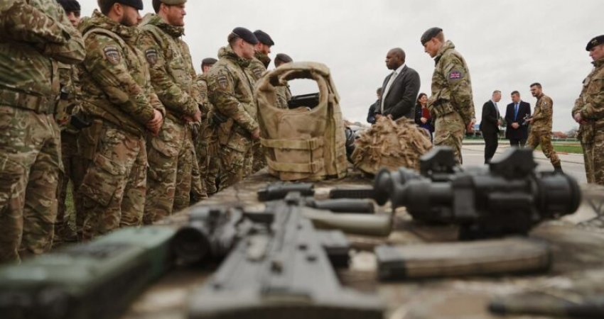 Sekretari i Jashtëm britanik takon trupat ushtarake të vendosura në Kosovë