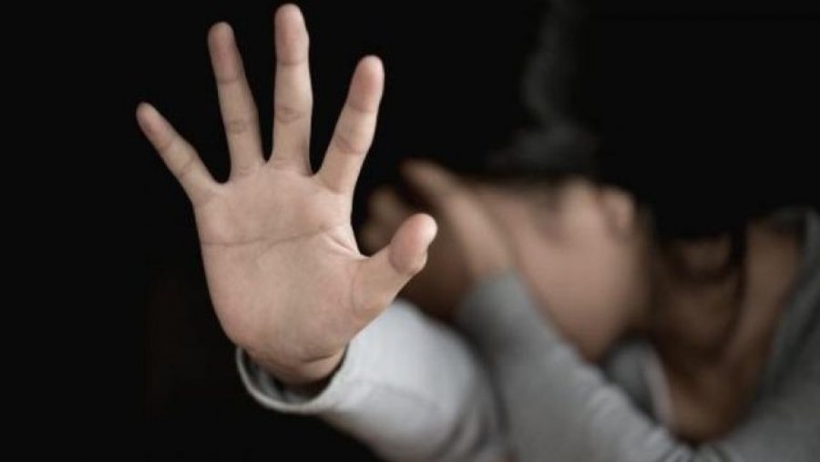  E rëndë! 14-vjeçarja shqiptare shtatzënë dhunohet brutalisht nga nëna e saj
