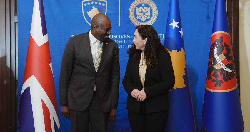 Kryediplomatit britanik me mesazhe të qarta: Normalizim me Serbinë, anëtarësim në KiE e përparim në dialog