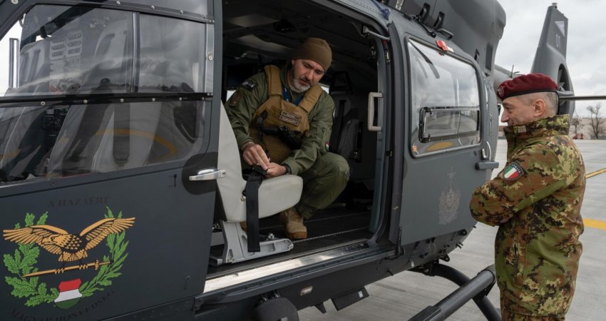 Komandanti i KFOR-it patrullon me helikopter hungarez përgjatë kufirit Kosovë- Serbi