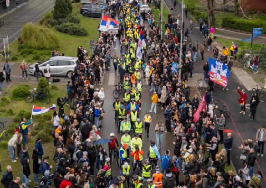 Studentë protestues serbë synojnë të tërheqin vëmendjen e BE-së, me biçikleta nisën drejt Strasburgut