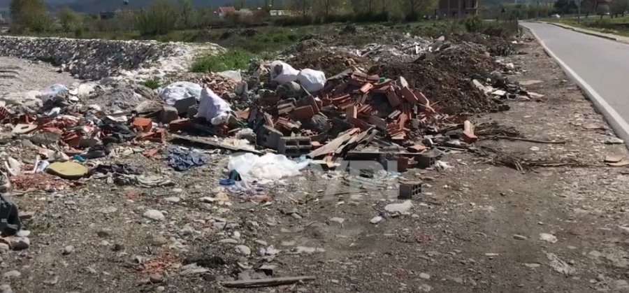SYRI TV/ Mbeturinat pushtojnë Urën e Bardhajve, banorët e Shkodrës, alarm për infeksionet