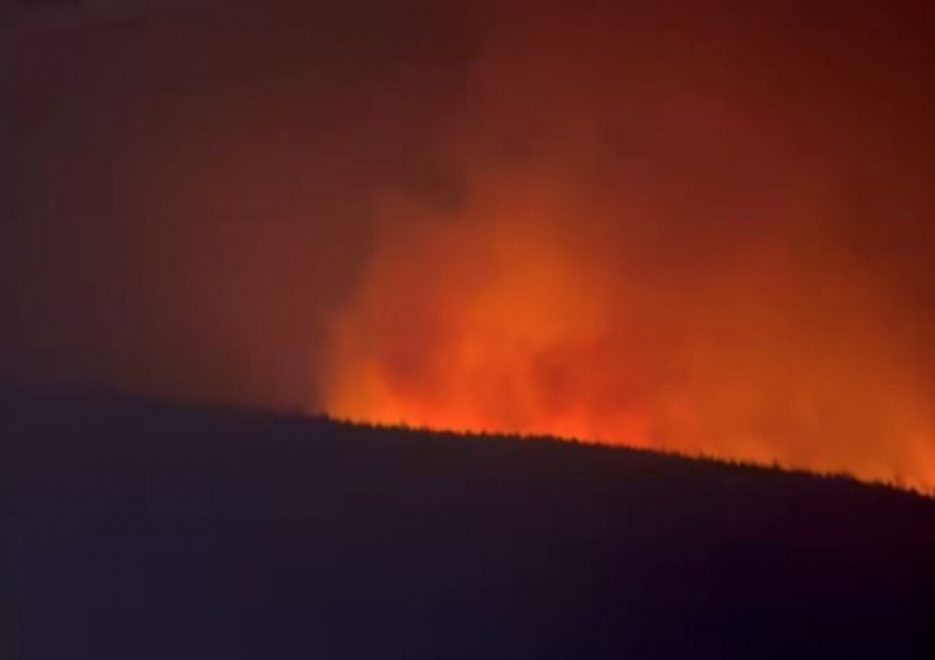 Zjarr masiv në Irlandën e Veriut, më shumë se 100 zjarrfikës në vendngjarje
