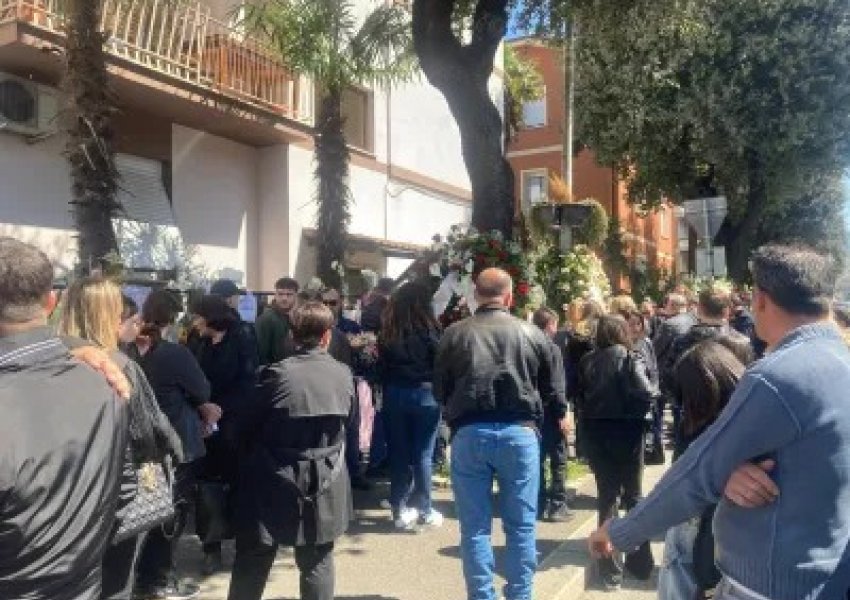 Lamtumira e fundit për Ilaria Sulën: Me lule dhe pankarta, Terni nderon 22-vjeçaren