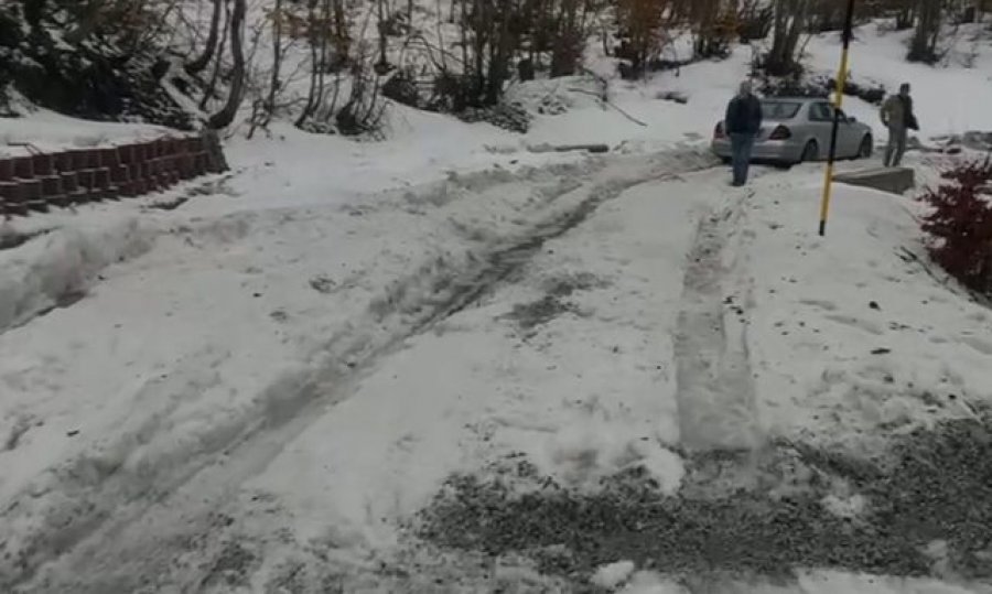 Bora dhe akulli paralizojnë rrugën e Thethit. S’ka borëpastruese në terren, as kriposje