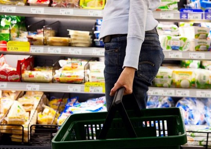 Familjet shqiptare ‘zhyten’ në varfëri! Rriten çmimet e ushqimeve, çojnë inflacionin në 2.1%