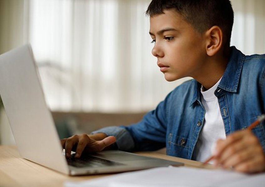 20% e të rinjve shqiptarë përdorin internetin për mësim online, rritje e shpejtë pas pandemisë
