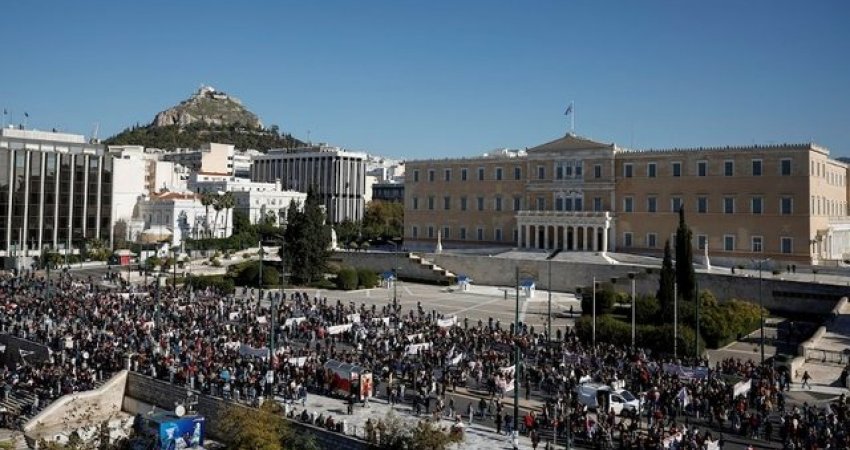 Grevë 24 orëshe, Greqia ndalon fluturimet dhe lundrimet me anije