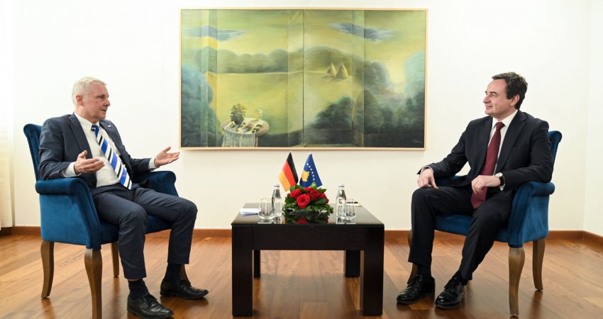 Kurti takohet me Rohden, flasin për formimin e Qeverisë së re në Kosovë